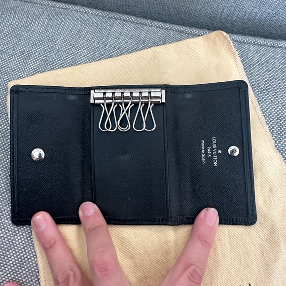 Louis Vuitton Black Epi Leather 6 Key Holder - Picture 5 of 6
